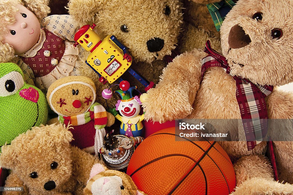 Коробка с многочисленными игрушками, а заполненный животных - Стоковые фото Игрушка роялти-фри