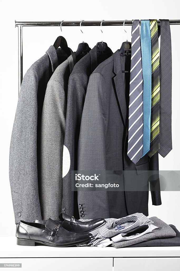 Hombres de camisetas y revestimientos, bridas en rack - Foto de stock de Accesorio personal libre de derechos