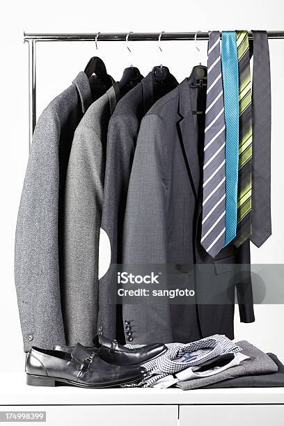 Hombres De Camisetas Y Revestimientos Bridas En Rack Foto de stock y más banco de imágenes de Accesorio personal