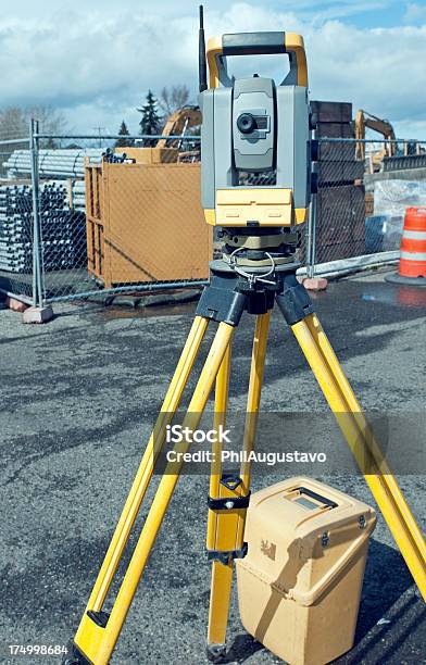 Photo libre de droit de Théodolite Au Pont Chantier De Construction banque d'images et plus d'images libres de droit de Angle - Angle, Boîte, Caisse