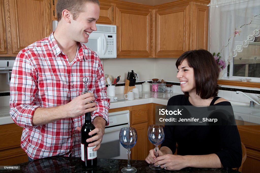 Attraktives junges Paar, die Wein - Lizenzfrei Alkoholisches Getränk Stock-Foto