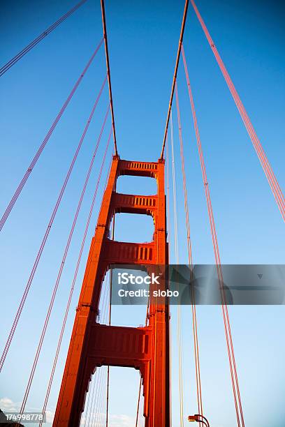 Foto de Vista Para A Ponte Golden Gate De Abaixo e mais fotos de stock de Arquitetura - Arquitetura, Cabo de Aço, Califórnia