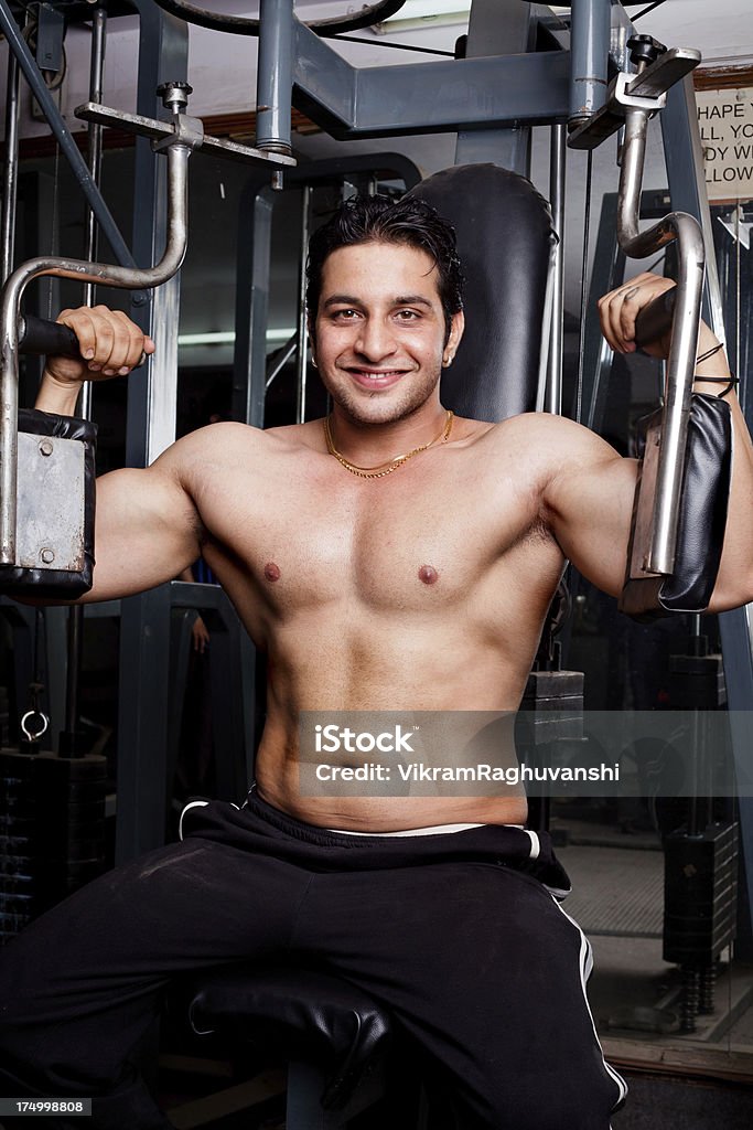 Прочные азиатские Индийский мужчина, физические упражнения в тренажерном зале - Стоковые фото 20-24 года роялти-фри