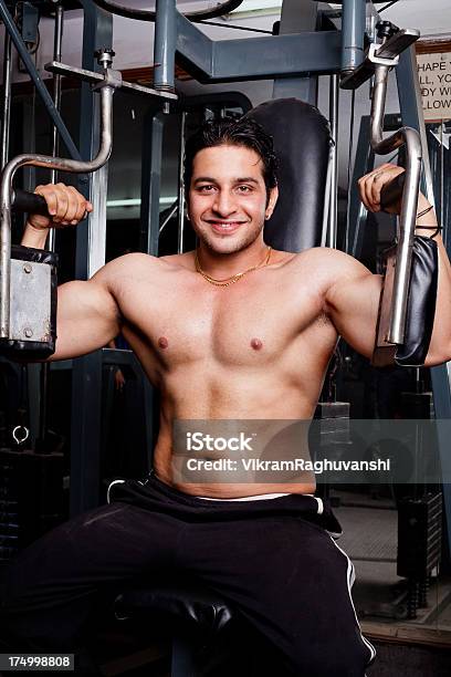 Прочные Азиатские Индийский Мужчина Физические Упражнения В Тренажерном Зале — стоковые фотографии и другие картинки 20-24 года