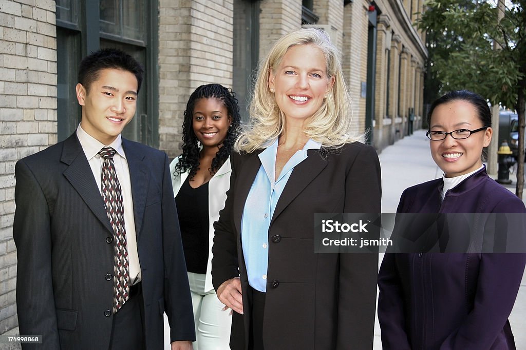 Бизнес команда снаружи -smiling - Стоковые фото Азиатского и инд�ийского происхождения роялти-фри