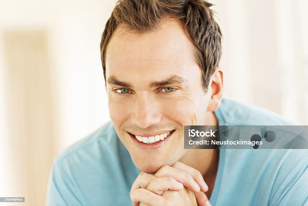 Gut aussehender junger Mann lächelnd - Lizenzfrei Blick in die Kamera Stock-Foto