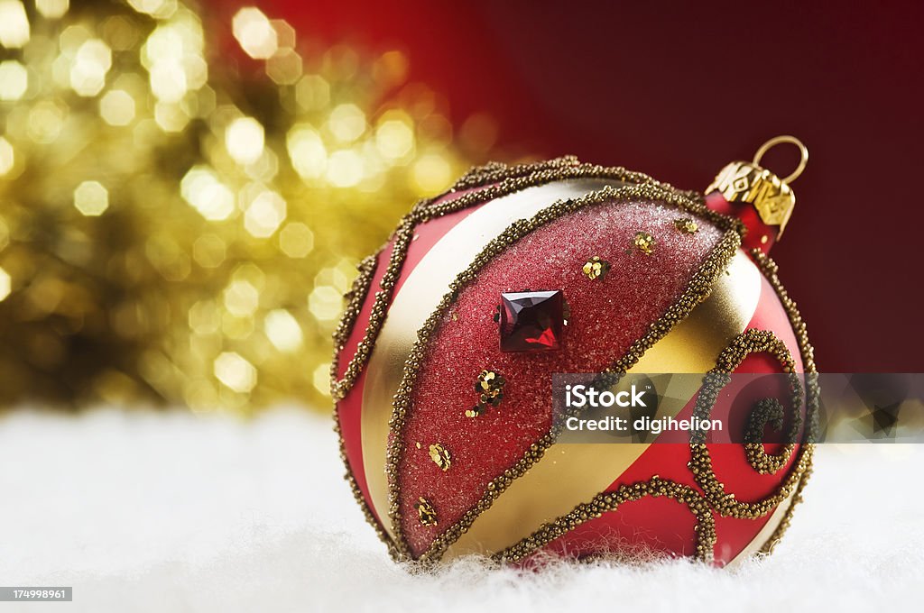 Christmas bauble на не в фокусе свет фон - Стоковые фото Ёлочная гирлянда роялти-фри