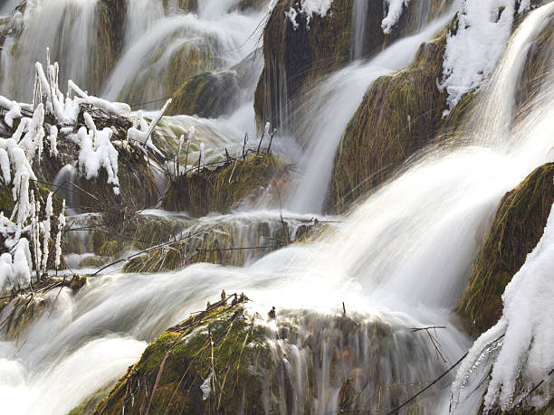 흐릿한 실행 워터풀, 인공눈 - plitvice lakes national park croatia winter sparse 뉴스 사진 이미지