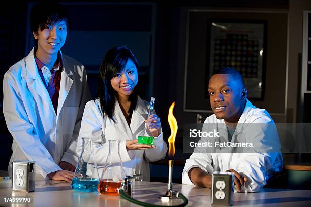 Diversas Ciencias De High School Foto de stock y más banco de imágenes de Mechero Bunsen - Mechero Bunsen, Escuela secundaria, Laboratorio