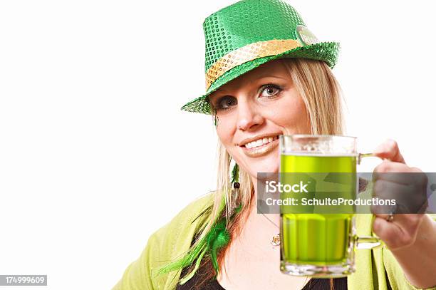 St Patricks Day Kobieta - zdjęcia stockowe i więcej obrazów Alkohol - napój - Alkohol - napój, Białe tło, Dorosły
