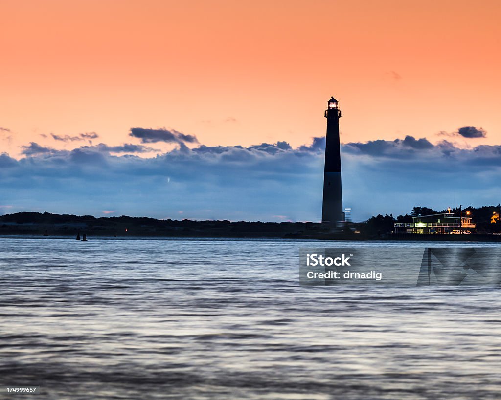 Barnegat Lighthouse o świcie w pomarańczowe niebo - Zbiór zdjęć royalty-free (Barnegat Lighthouse)