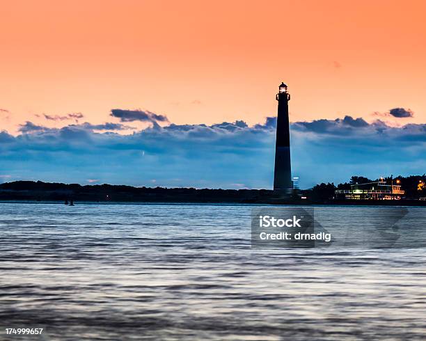 Barnegat Lighthouse O Świcie W Pomarańczowe Niebo - zdjęcia stockowe i więcej obrazów Barnegat Lighthouse - Barnegat Lighthouse, Biały, Brzeg wody