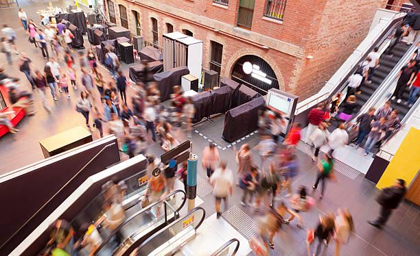 personas en un centro comercial - escalator people city blurred motion fotografías e imágenes de stock