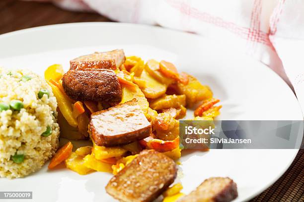 Frito Ahumado Tofu Verduras Y Raíz Campo De Cultivo De Mijo Foto de stock y más banco de imágenes de Alimento