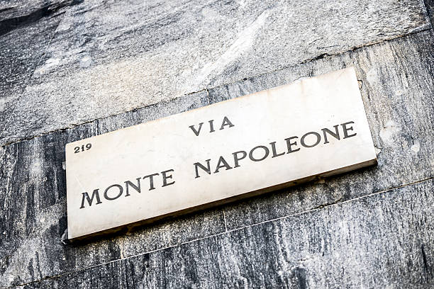 célèbre rue panneaux indiquant le centre-ville de milan: via monte napoleone - via monte napoleone photos et images de collection