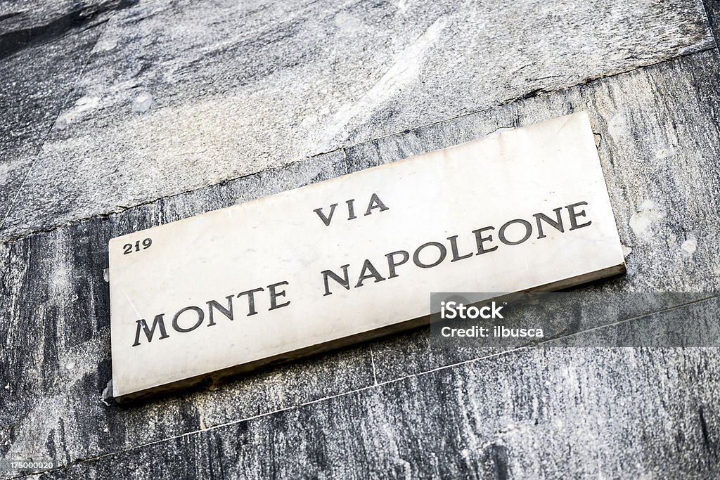 Famoso de Milão as placas para o centro da cidade: Via Monte Napoleone - Foto de stock de Itália royalty-free