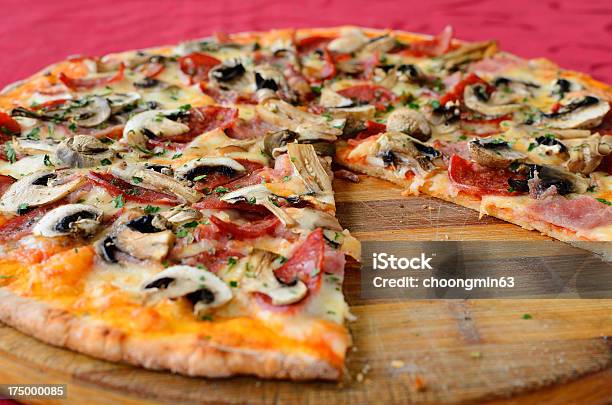 Pizza Stockfoto und mehr Bilder von Backen - Backen, Fotografie, Gourmet-Küche