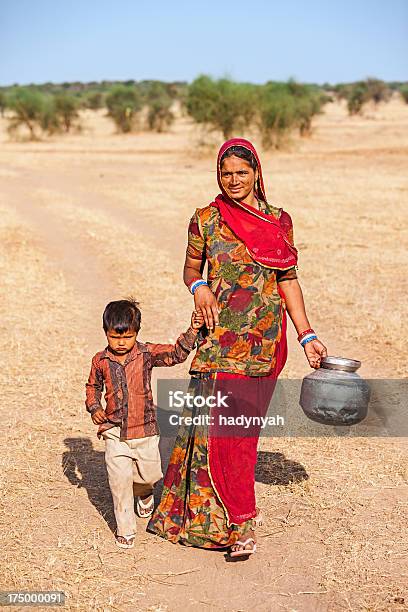 Photo libre de droit de Indian Femme Porter Eau Du Bien Rajasthan banque d'images et plus d'images libres de droit de Eau - Eau, Enfant, Mère