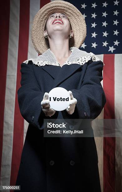 Женщина Избирателей — стоковые фотографии и другие картинки Вертикальный - Вертикальный, Весёлый, Взрослый