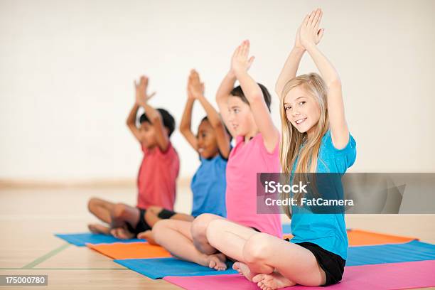 Photo libre de droit de Yoga Pour Les Enfants banque d'images et plus d'images libres de droit de Yoga - Yoga, D'origine africaine, Petits garçons
