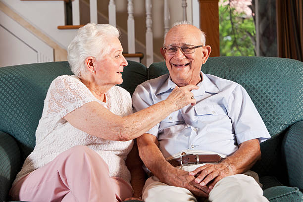 年配のカップル、ご自宅でのように笑う - sc0570 ストックフォトと画像