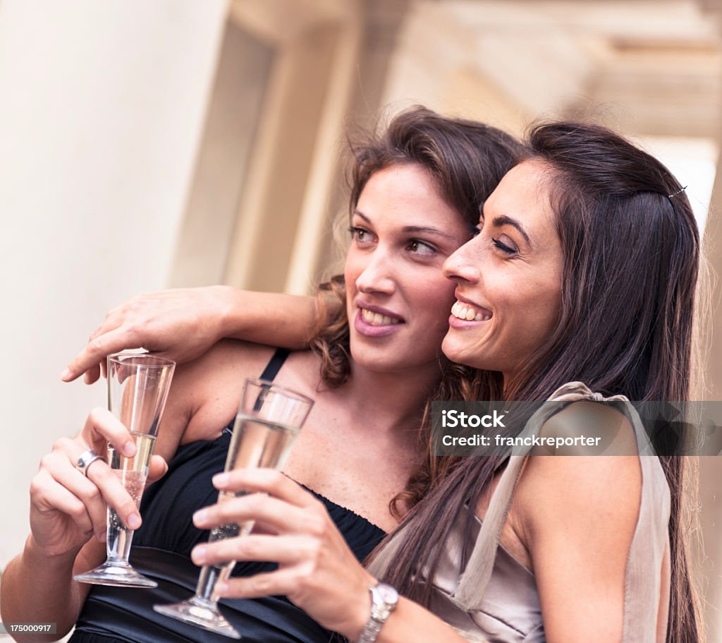 Ragazza felice abbracciare all'aperto con champagne - Foto stock royalty-free di 20-24 anni