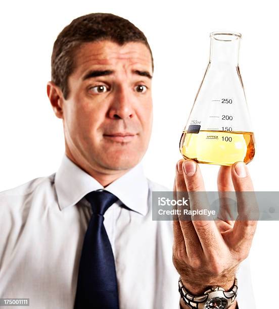 Sorprendido Hombre Que Agarra Un Matraz De Laboratorio Con Líquido Amarillo Foto de stock y más banco de imágenes de 30-39 años