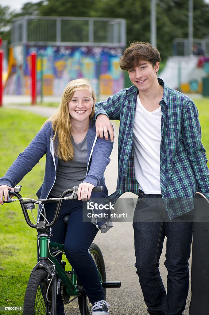 teen Paar im skatepark - Lizenzfrei Fahrrad Stock-Foto