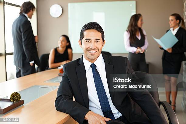 Hispanic Business Manager Im Büro Stockfoto und mehr Bilder von Anzug - Anzug, Arbeiten, Arbeitskollege