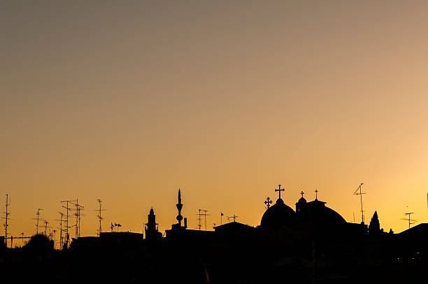 velha jerusalém skyline incluindo igreja do santo sepulcro - television aerial roof antenna city imagens e fotografias de stock