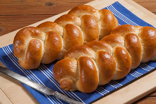 traditionelles challahbrot - hanukkah loaf of bread food bread stock-fotos und bilder