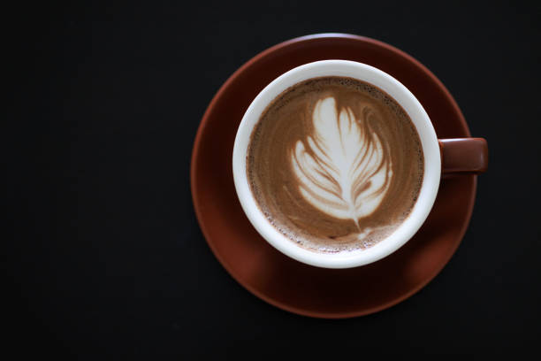 vista superior de una taza de café café con leche moka caliente sobre una mesa negra - black coffee mocha high angle view black fotografías e imágenes de stock