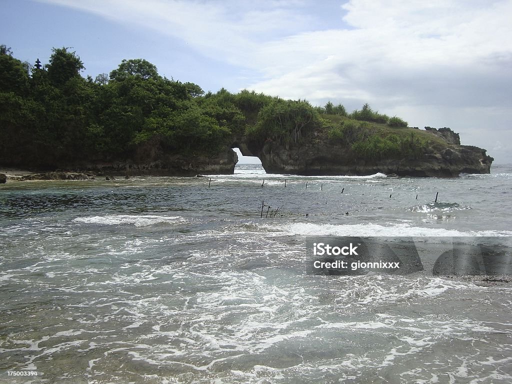 Agujero en la roca, Nusa Ceningan island-Indonesia - Foto de stock de Acantilado libre de derechos