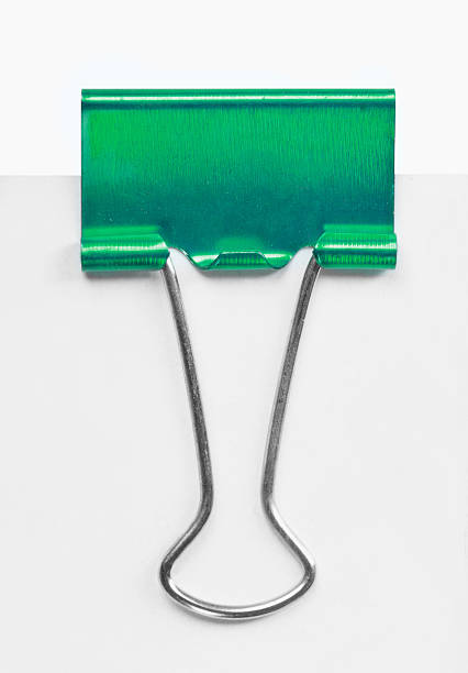 close-up de um green clip bulldog - paper clip document file note pad - fotografias e filmes do acervo