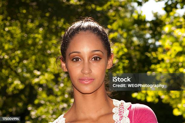 Atractiva Mujer Con Ojos Y Cara Foto de stock y más banco de imágenes de 20-24 años - 20-24 años, 2000-2009, Adulto