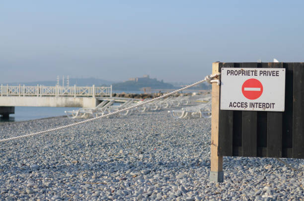 Sign with the French message \