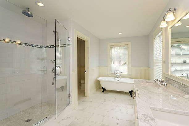 広々としたバスルームには、ガラス張りのシャワー - bathroom cabinet door drawer ストックフォトと画像