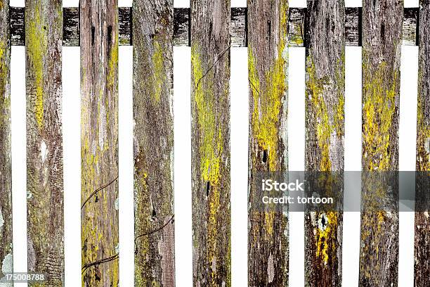 Alte Holzzaun Im Garten Stockfoto und mehr Bilder von Alt - Alt, Außenaufnahme von Gebäuden, Balkengerüst