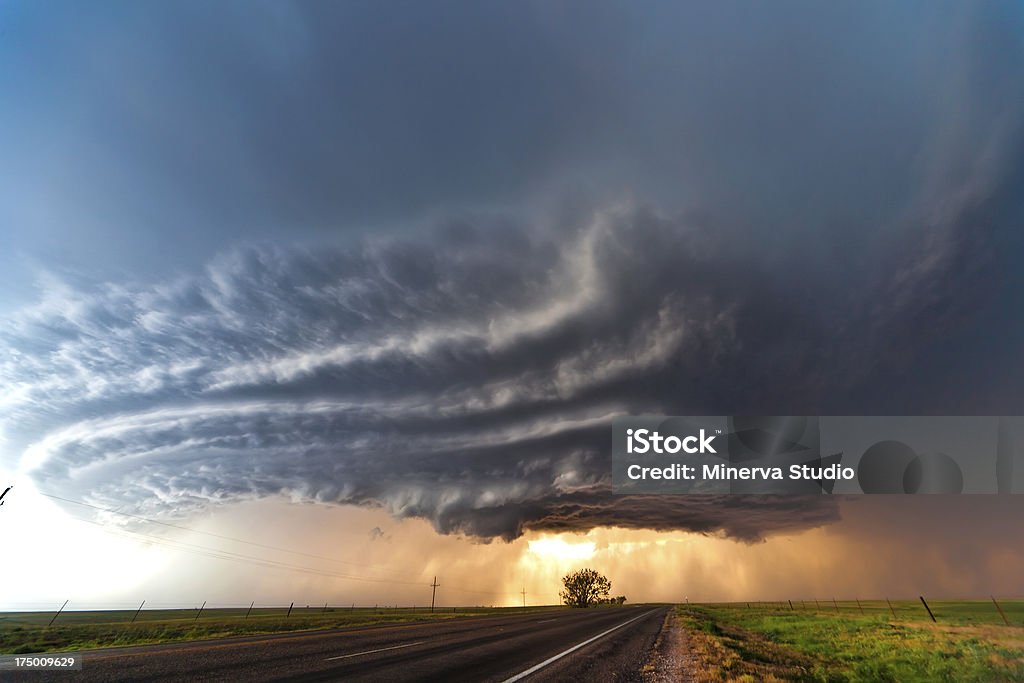 Tornadic supercell in der Prärie - Lizenzfrei Tornado Stock-Foto