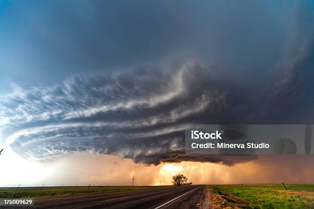 Tornadic Supercell In Der Prärie Stockfoto und mehr Bilder von Tornado - Tornado, Oklahoma, Himmel