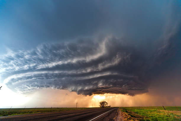 supercelda tornadic en el american plains - arcus cloud fotografías e imágenes de stock