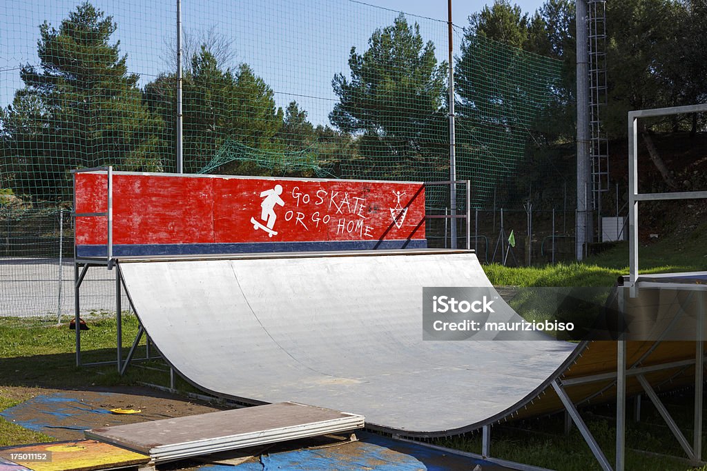 Andare sullo skate-board rampa - Foto stock royalty-free di Parco pubblico