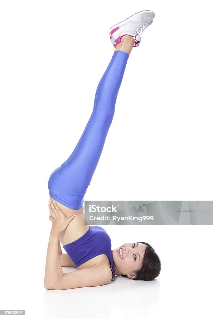 Bella sport Yoga donna Fare la verticale sulle mani - Foto stock royalty-free di Adulto