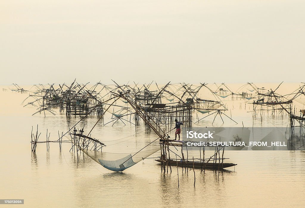 Flotante cesta para mantener vivo el pescado en agua antes del amanecer - Foto de stock de Aceite de hígado de pescado libre de derechos