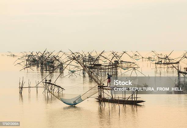 Flotante Cesta Para Mantener Vivo El Pescado En Agua Antes Del Amanecer Foto de stock y más banco de imágenes de Aceite de hígado de pescado