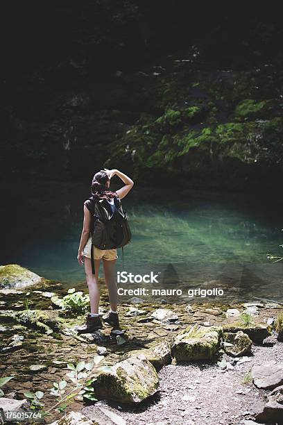 Sapatos De Caminhada Procurando O Caminho Correcto - Fotografias de stock e mais imagens de 25-29 Anos - 25-29 Anos, 30-34 Anos, 30-39 Anos