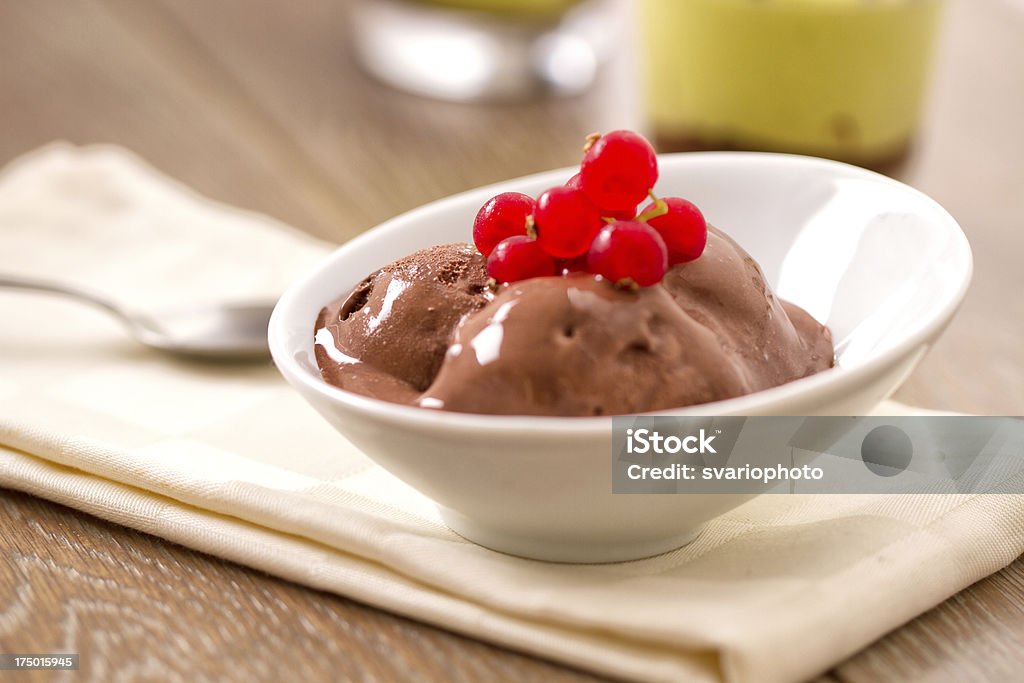Шоколадное мороженое - Стоковые фото Миска роялти-фри