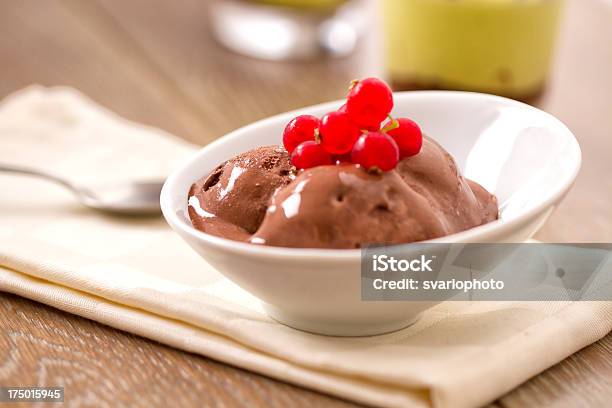 Шоколадное Мороженое — стоковые фотографии и другие картинки Миска - Миска, Мусс, Время года