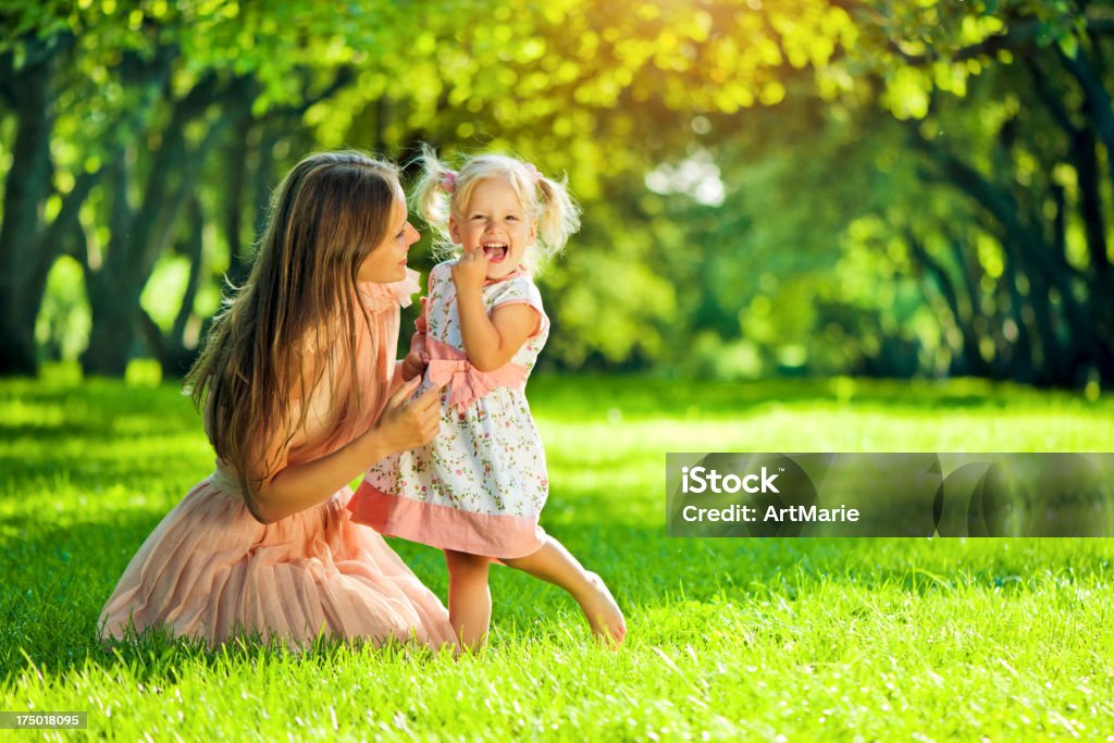 Junge Mutter mit ihrer Tochter in park - Lizenzfrei 12-17 Monate Stock-Foto
