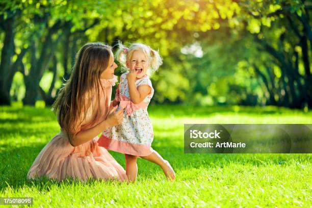 Junge Mutter Mit Ihrer Tochter In Park Stockfoto und mehr Bilder von 12-17 Monate - 12-17 Monate, Aktivitäten und Sport, Alleinerzieherin